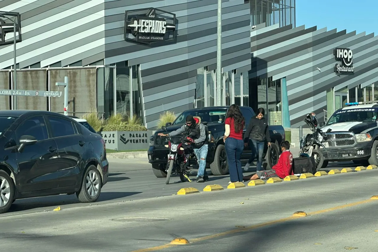 Cambia de carril y derriba a repartidor de plataforma