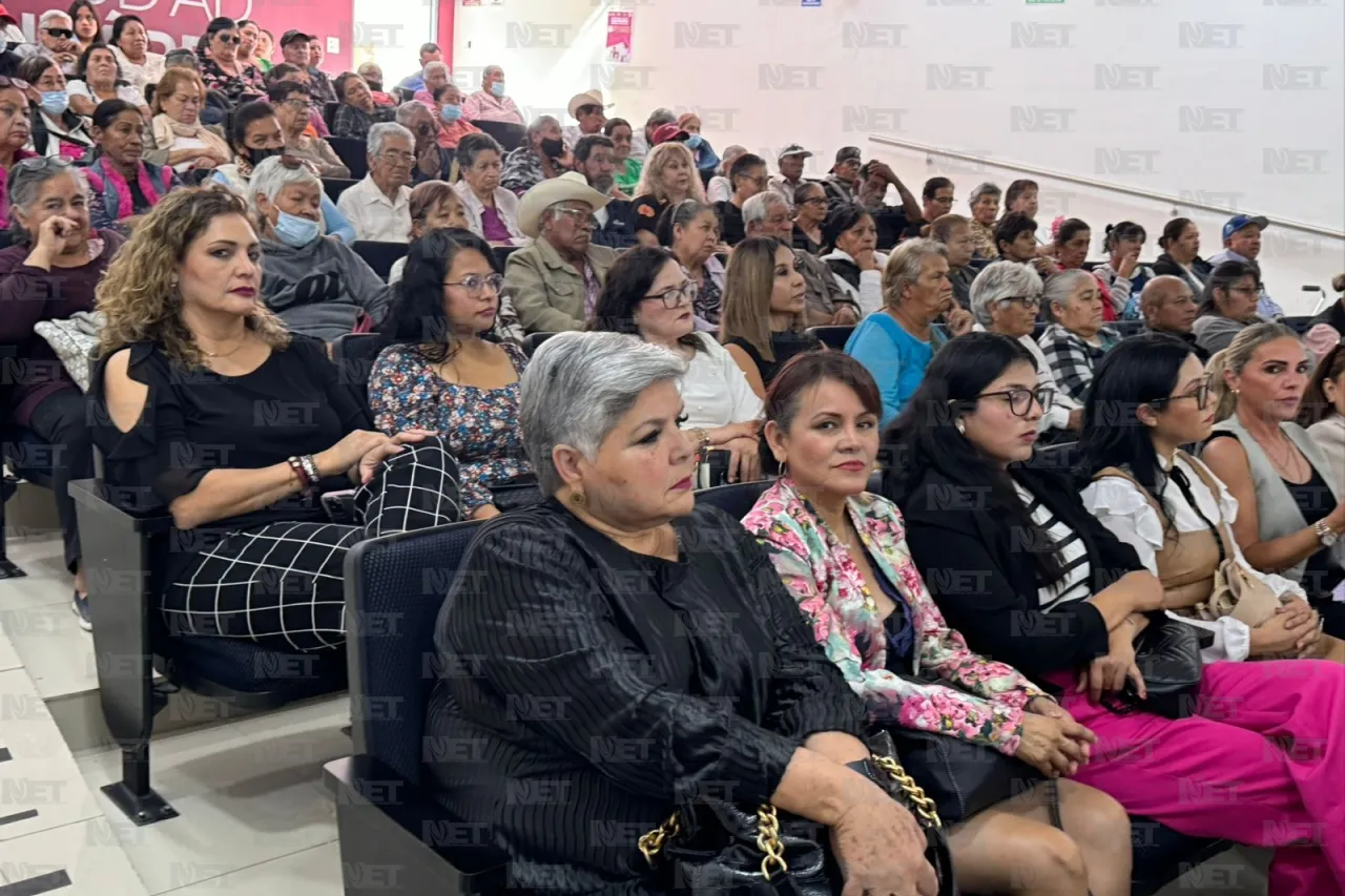 Imparten conferencia para mujeres que buscan emprender