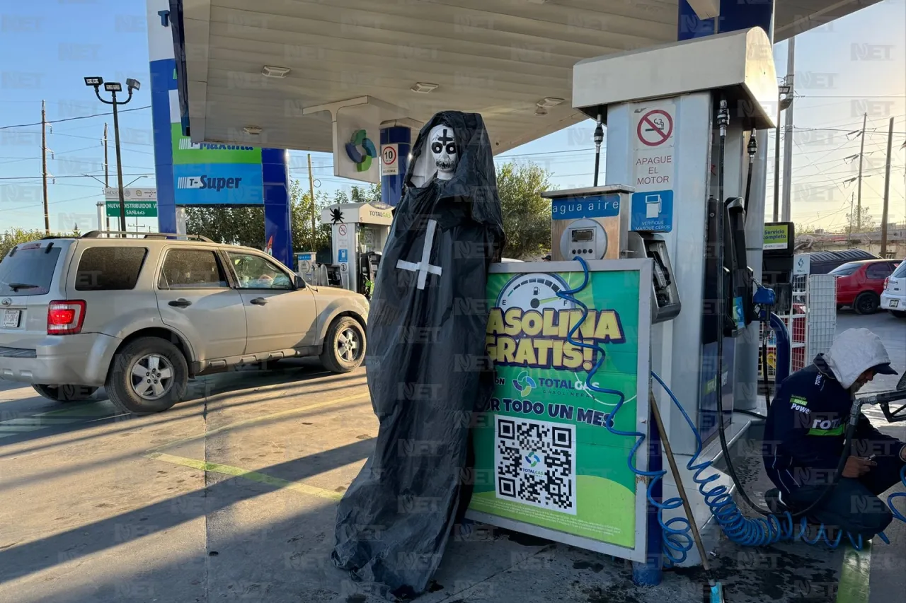 Empleados de Total Gas sorprenden con disfraces y decoración tenebrosa 