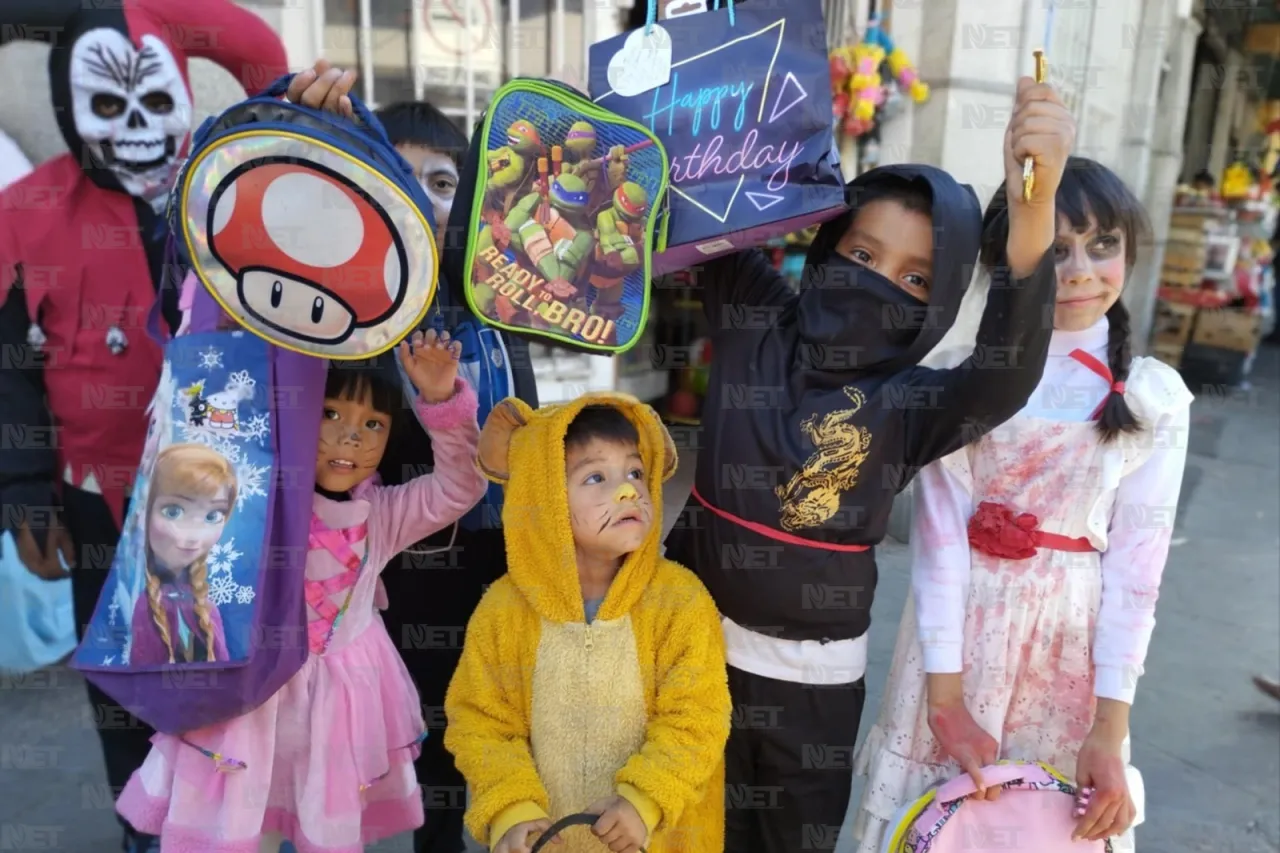 Acuden chicos y grandes a pedir Halloween en calles del Centro de Juárez