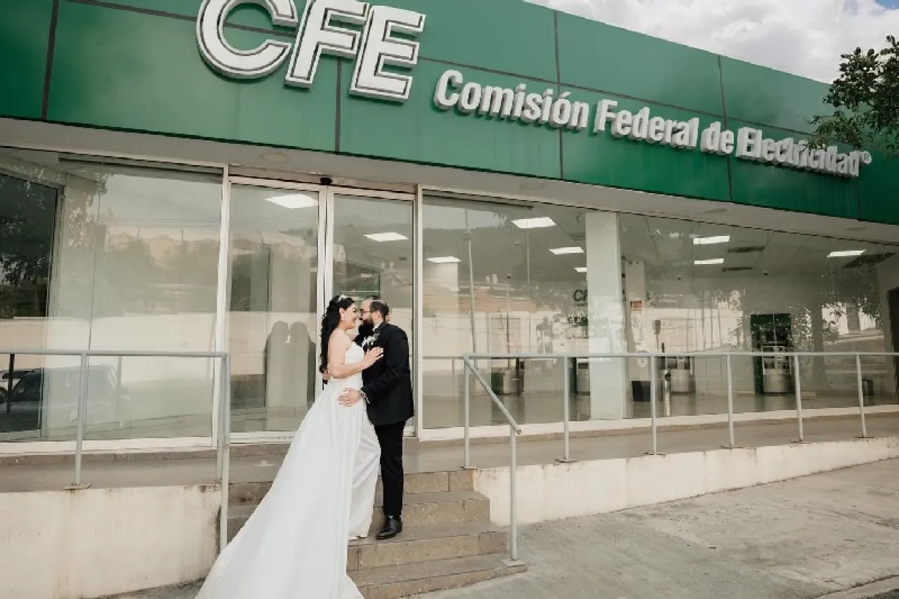 Pareja recién casada decide hacer inusual sesión de fotos en la CFE