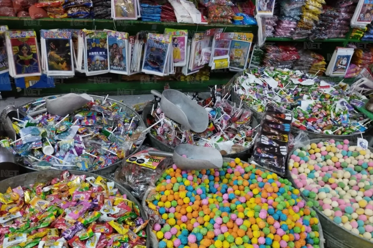 Acuden chicos y grandes a pedir Halloween en calles del Centro de Juárez