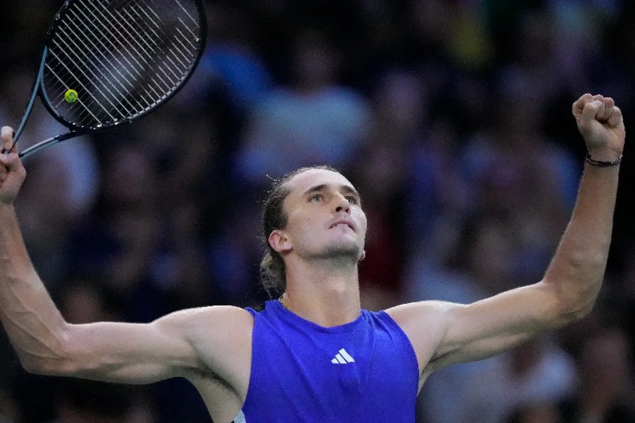 Vence Zverev para meterse a cuartos en el Masters de París