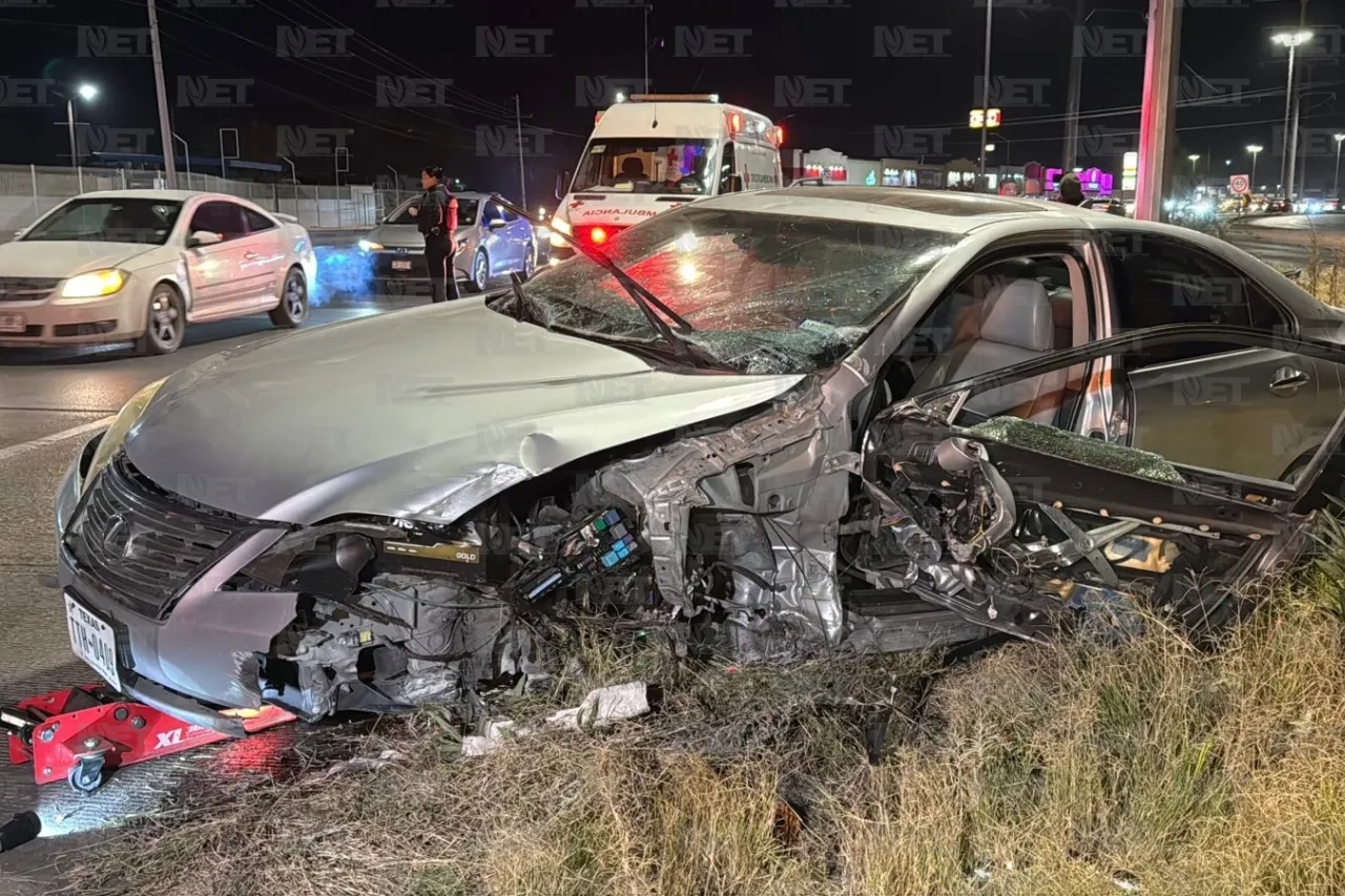 Conductor de Lexus impacta poste al perder el control en Las Torres