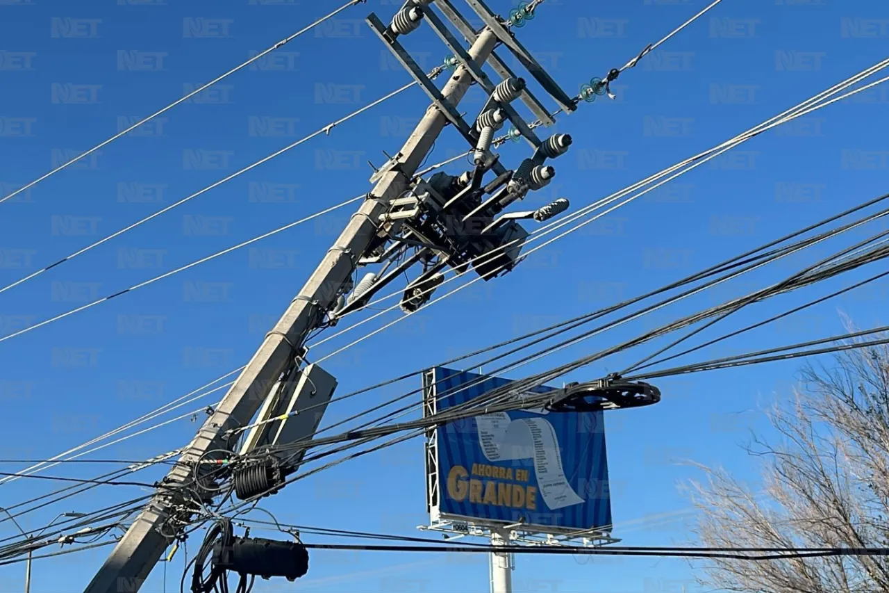 Poste a punto de caer en la Tecnológico y Del Granjero genera tráfico