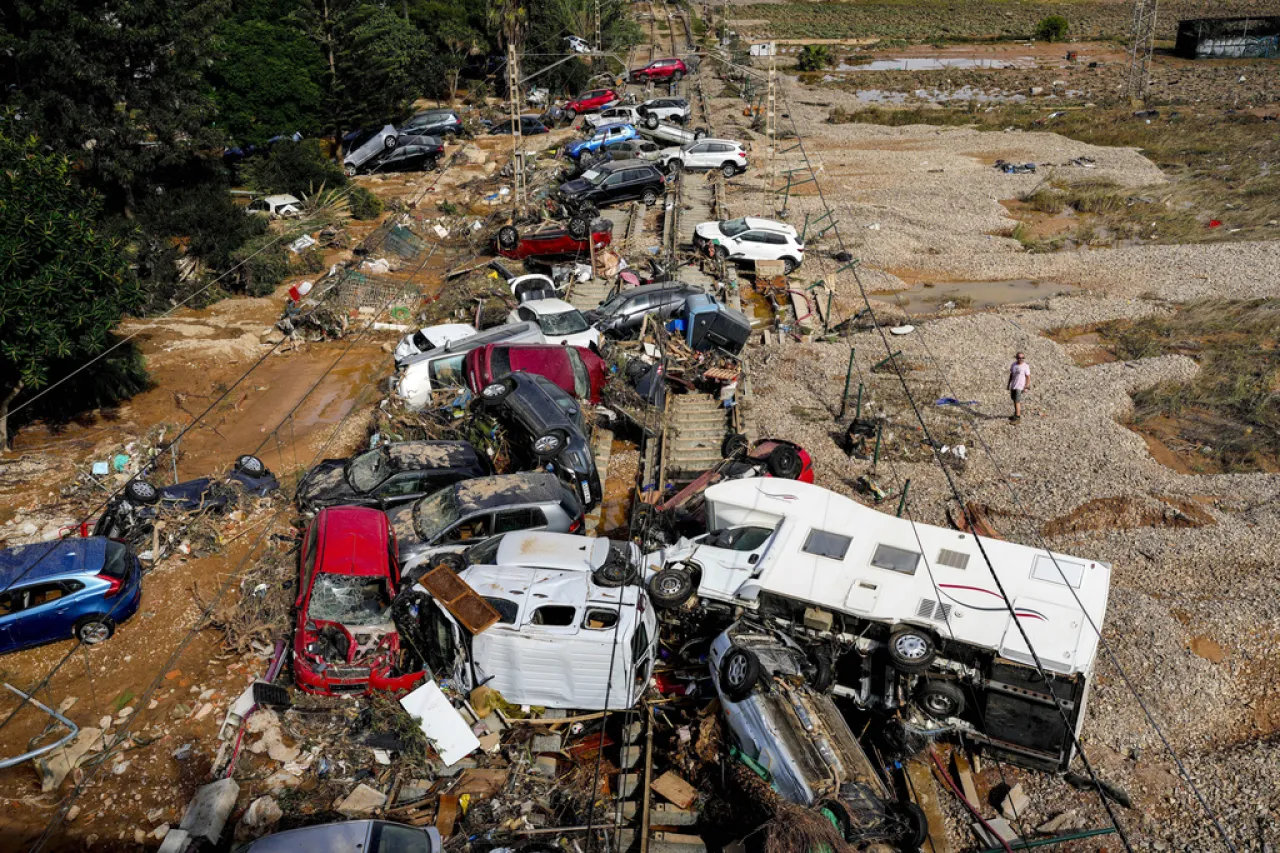 España busca víctimas tras unas inundaciones históricas; suman 95 muertos