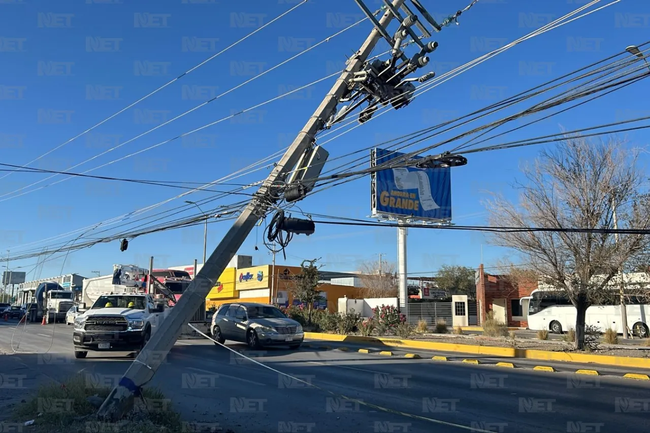 Poste a punto de caer en la Tecnológico y Del Granjero genera tráfico