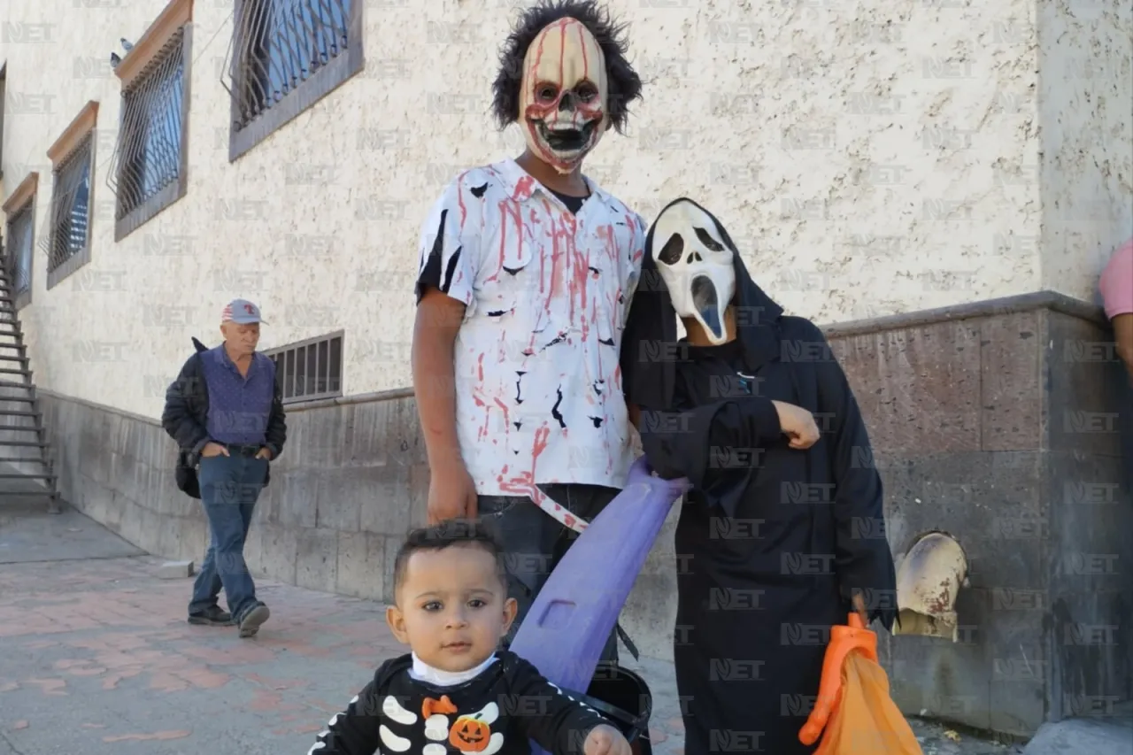 Acuden chicos y grandes a pedir Halloween en calles del Centro de Juárez