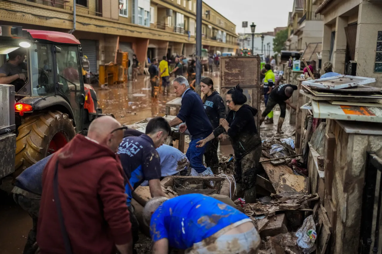 España busca víctimas tras unas inundaciones históricas; suman 95 muertos