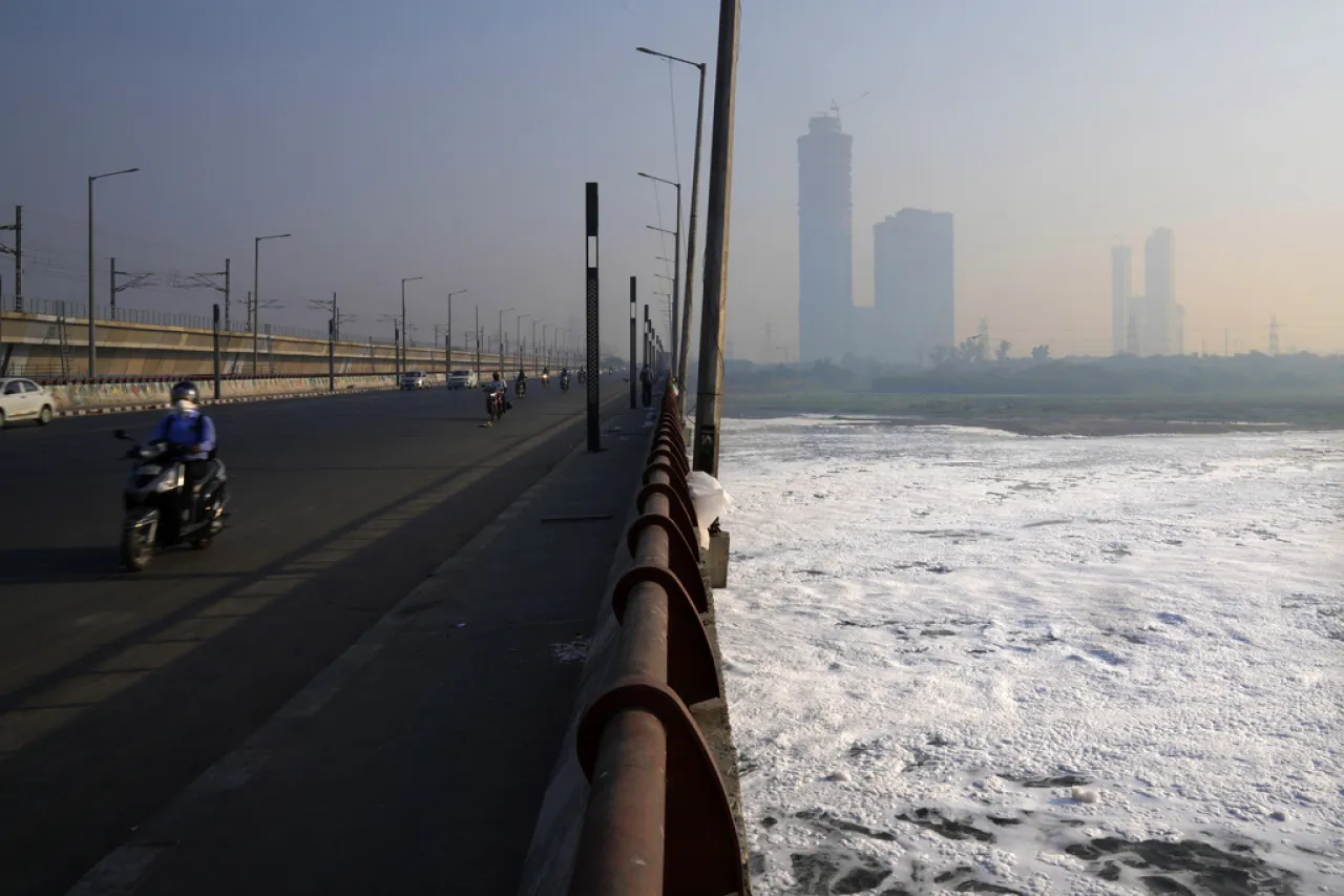 Smog tóxico envuelve Nueva Delhi tras fuegos artificiales