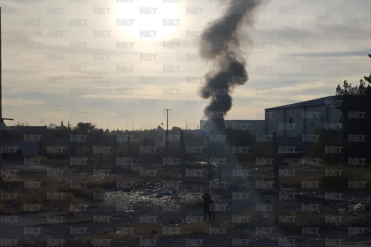 Arde basura en lote baldío del eje vial Juan Gabriel