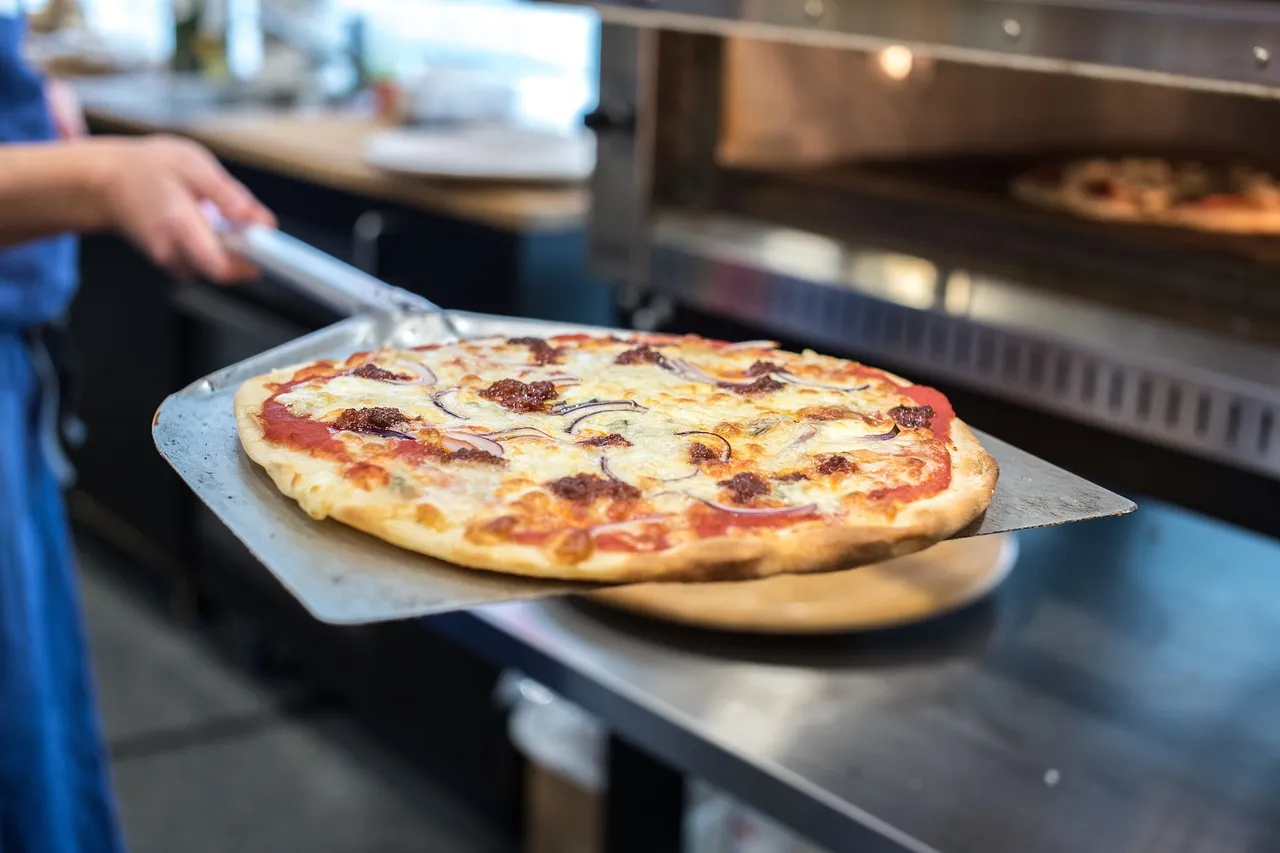 ¡Entrega especial! Cierran pizzería por usar cocaína como parte del menú