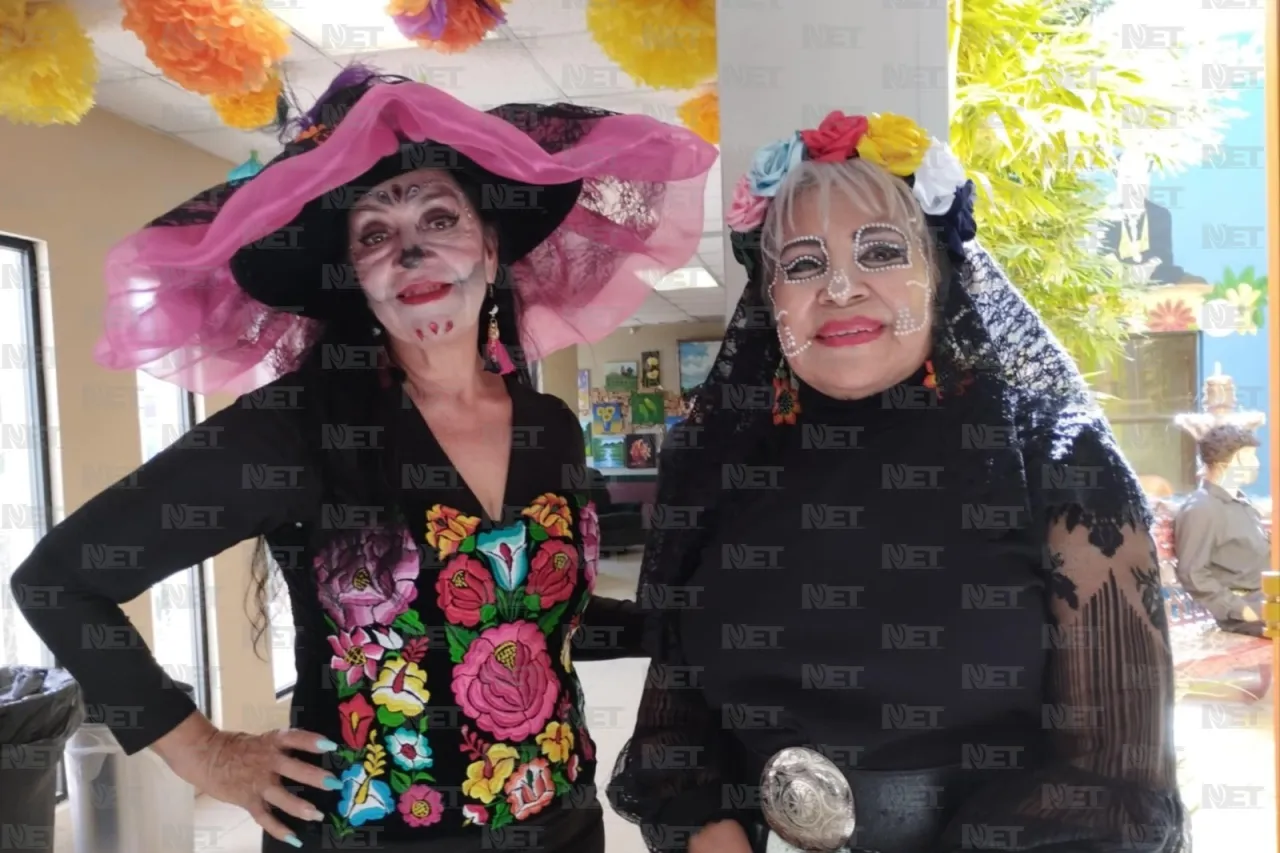 Adolescentes y adultos mayores celebran Día de Muertos en Época de Oro