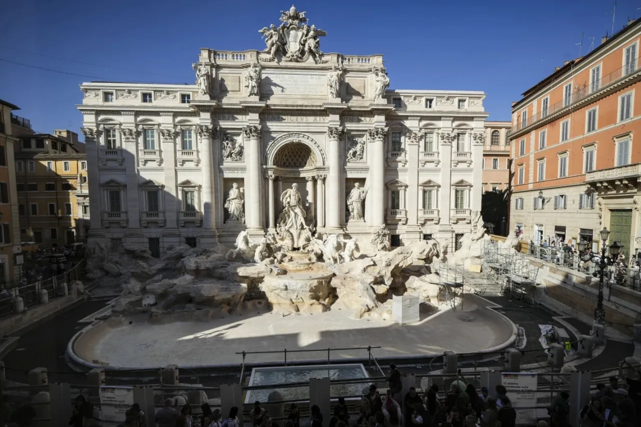 Lanzan monedas en alberca improvisada en lo que reparan la Fuente de Trevi