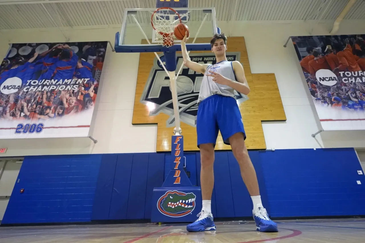 Él es adolescente más alto del mundo y un intrigante proyecto de baloncesto