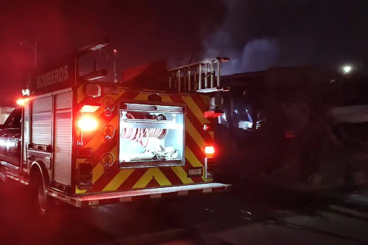 Fuego consume casa en la colonia Zapata