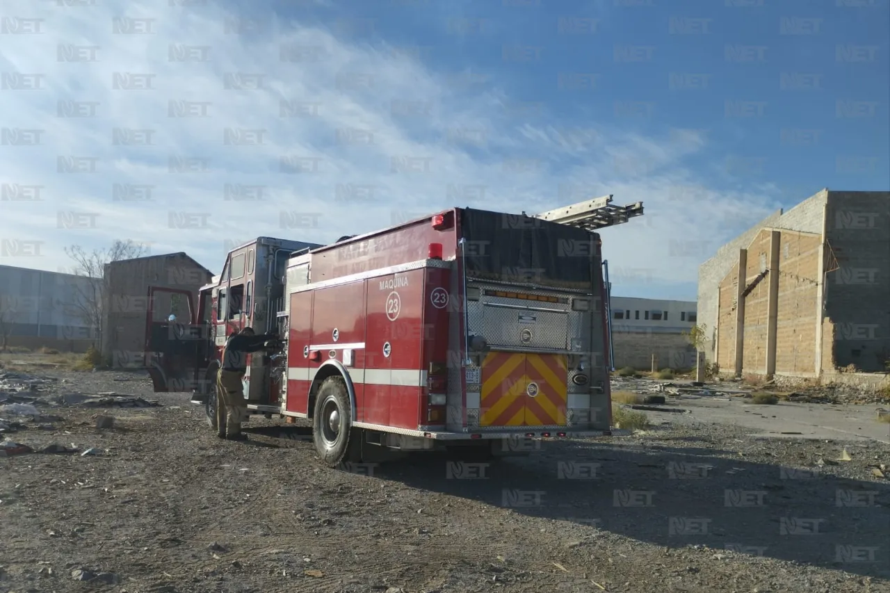 Arde basura en lote baldío del eje vial Juan Gabriel