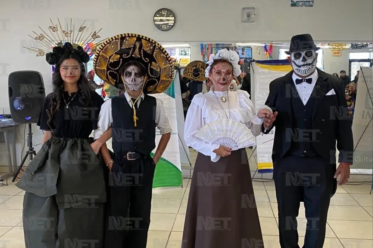 Adolescentes y adultos mayores celebran Día de Muertos en Época de Oro