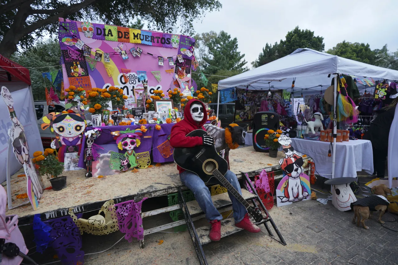 Altares del Día de Muertos en México también honran a animales