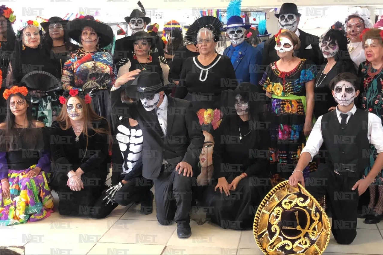 Adolescentes y adultos mayores celebran Día de Muertos en Época de Oro