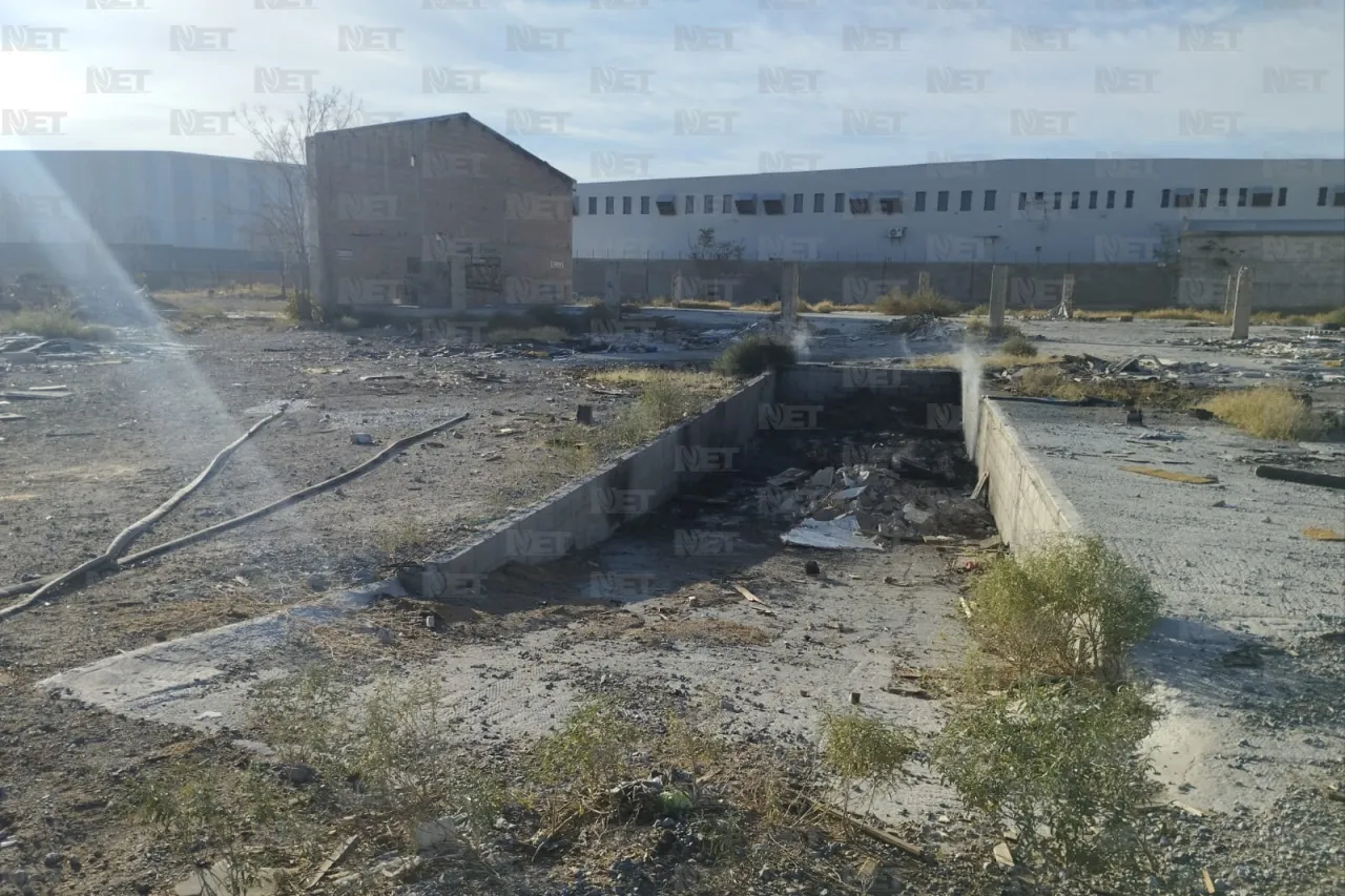 Arde basura en lote baldío del eje vial Juan Gabriel