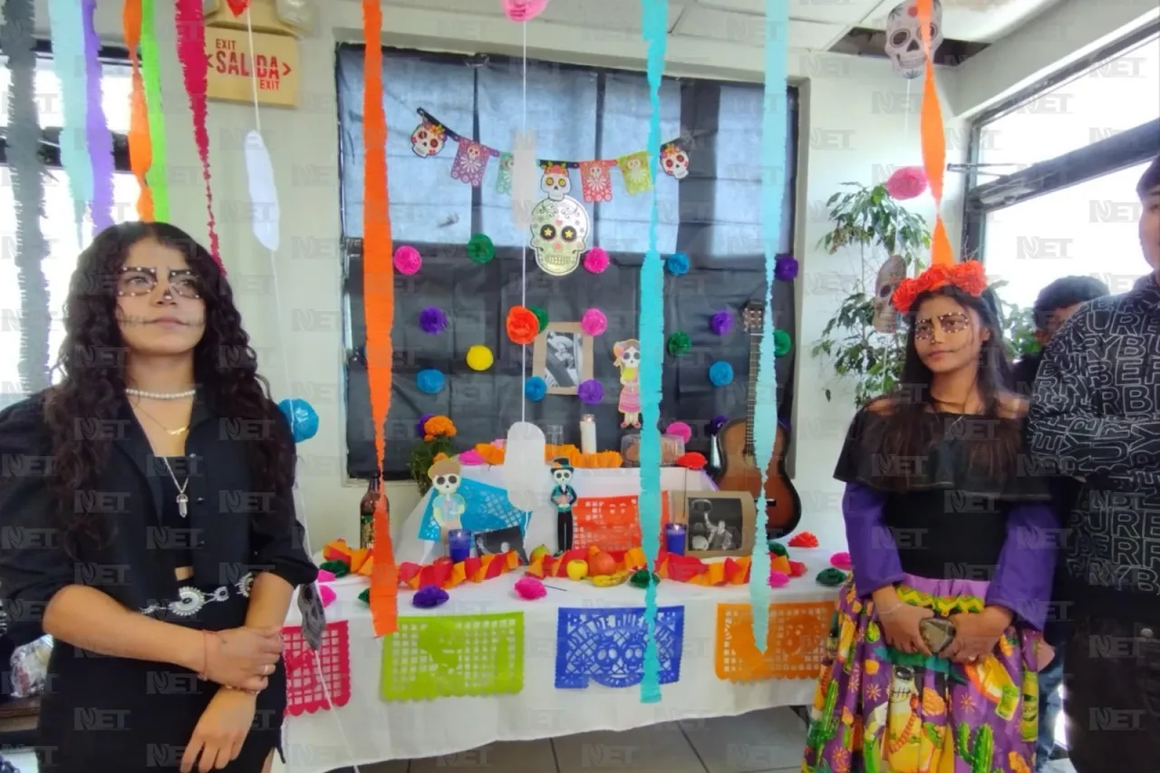 Adolescentes y adultos mayores celebran Día de Muertos en Época de Oro