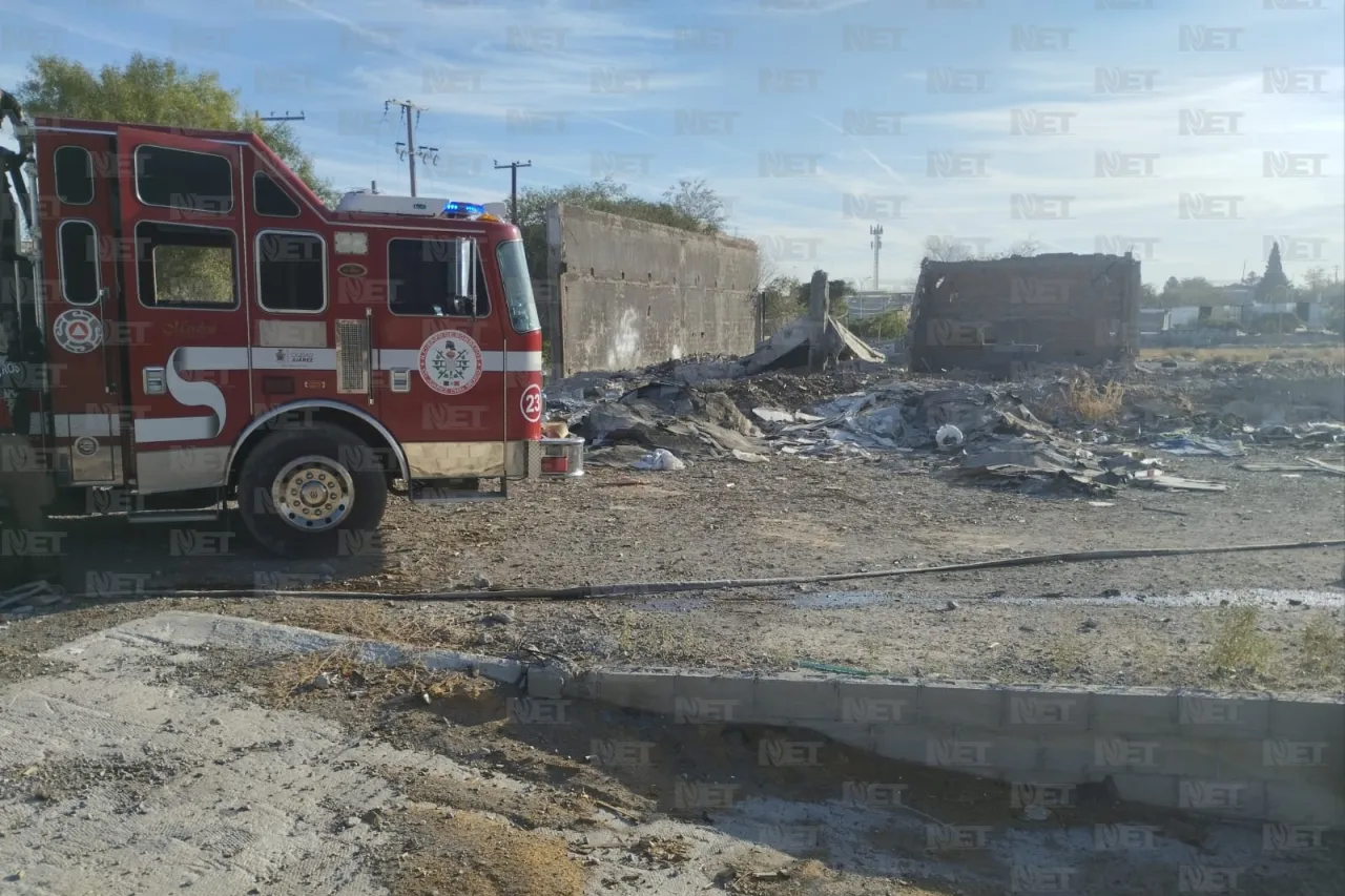 Arde basura en lote baldío del eje vial Juan Gabriel