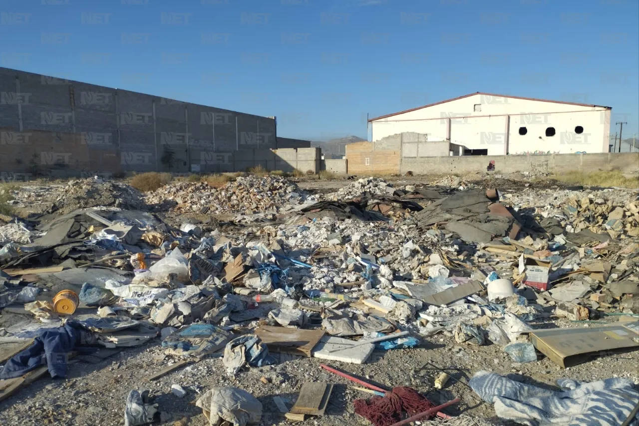 Arde basura en lote baldío del eje vial Juan Gabriel