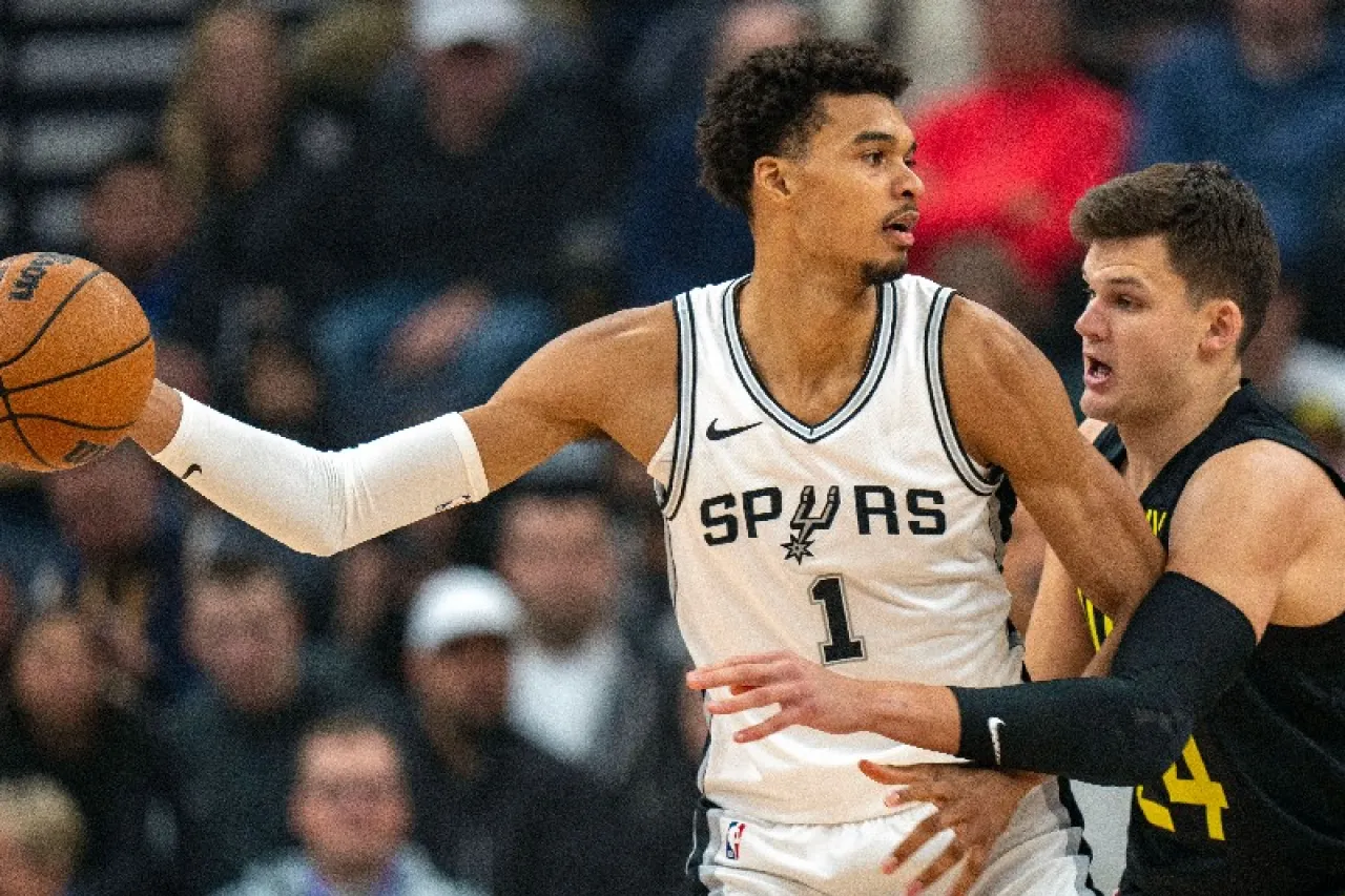 Spurs se desquita y le gana al Jazz de Utah