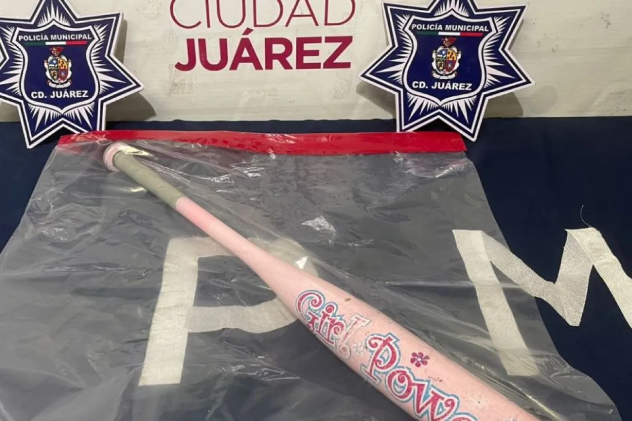 Sorprenden a adolescente golpeando cámara del CERI con bate de beisbol