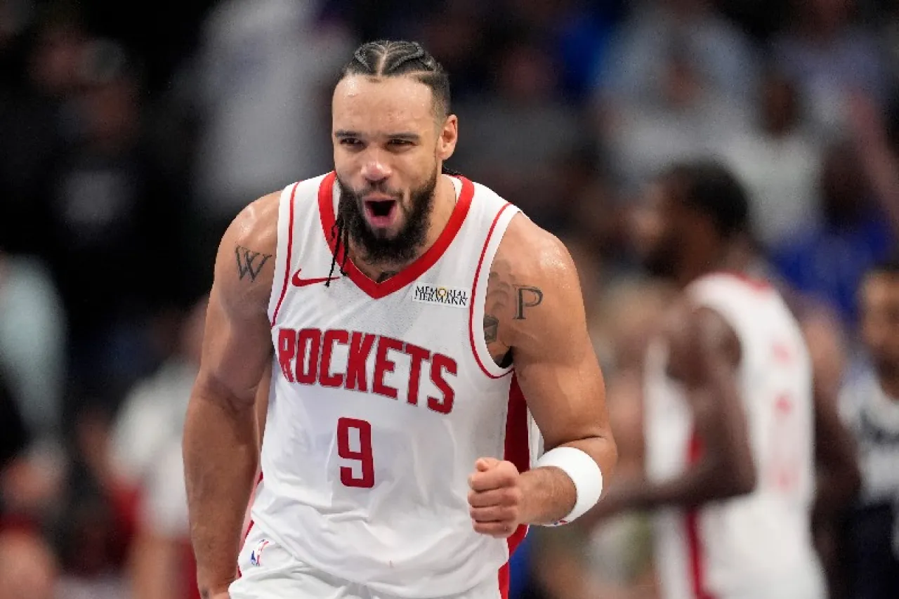 Rockets vence a Mavericks en duelo de texanos