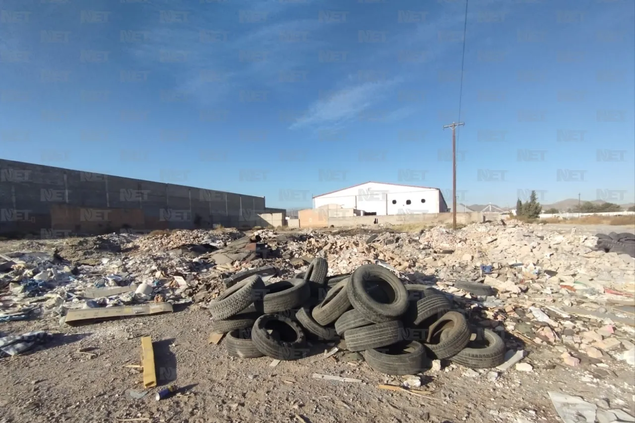 Arde basura en lote baldío del eje vial Juan Gabriel