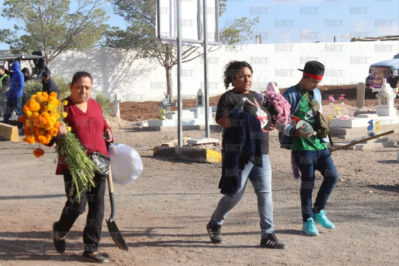 Juárez: Deja alcalde ofrenda floral en fosa común