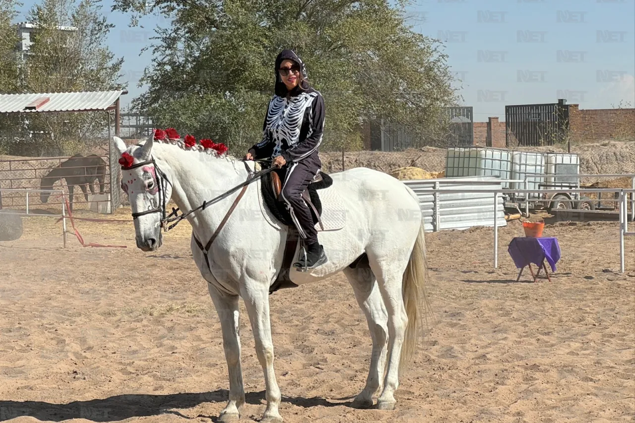 Jinetes y caballos dan color al Día de Muertos con concurso de disfraces