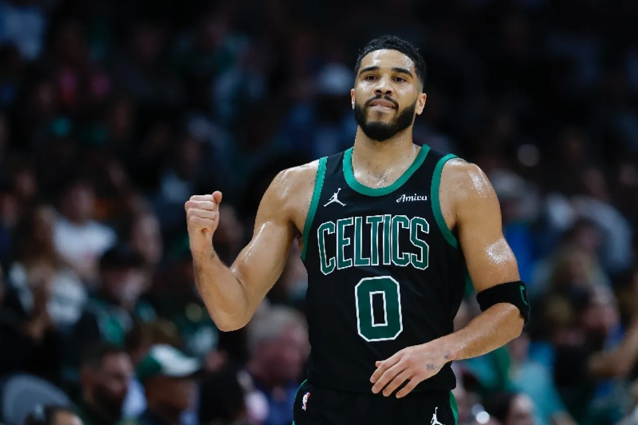 Tatum clava tres decenas en victoria de los Celtics sobre Hornets