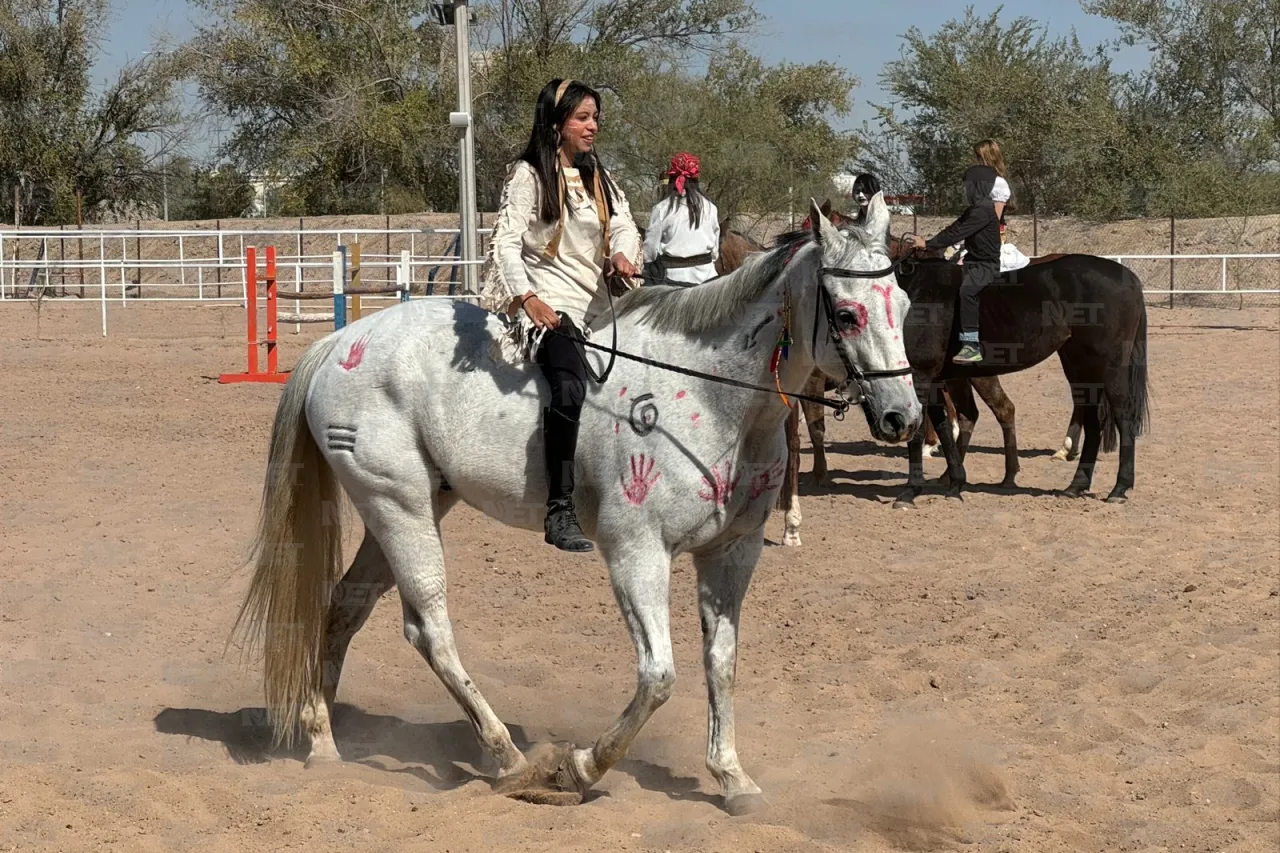 Jinetes y caballos dan color al Día de Muertos con concurso de disfraces