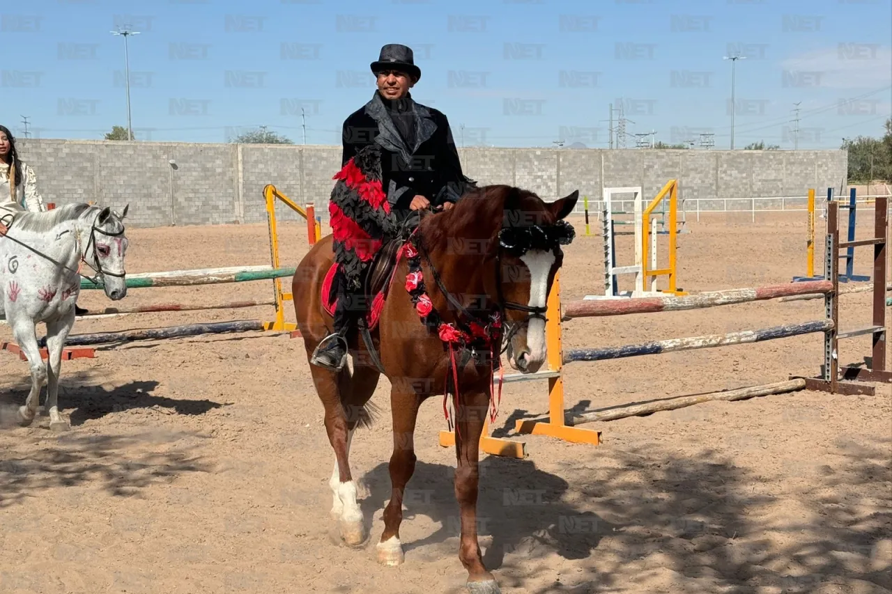 Jinetes y caballos dan color al Día de Muertos con concurso de disfraces