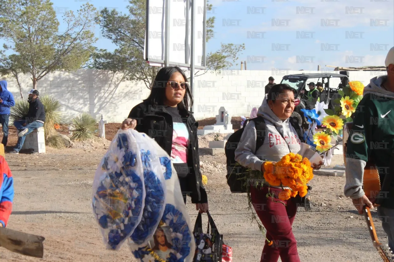 Juárez: Deja alcalde ofrenda floral en fosa común