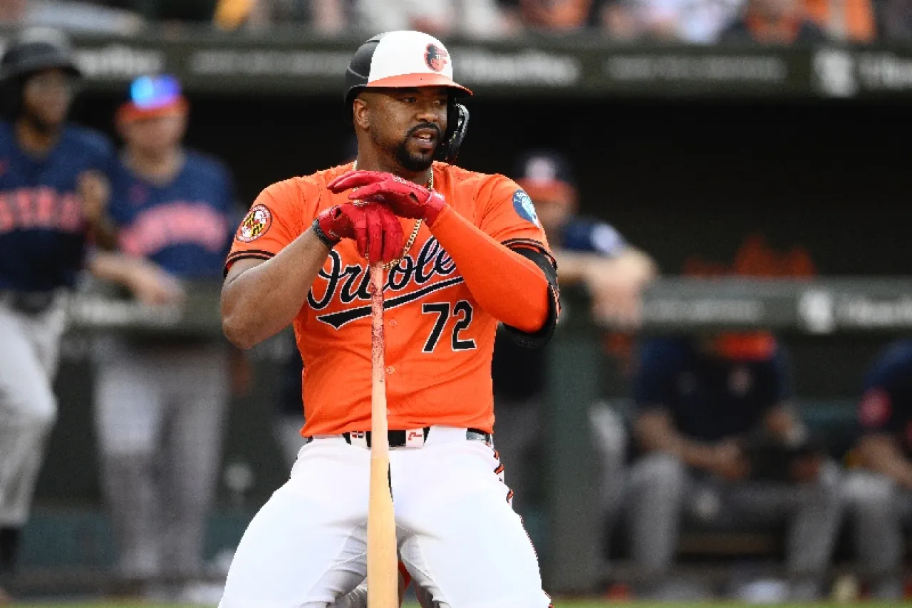 Orioles declinan contrato de Eloy Jiménez