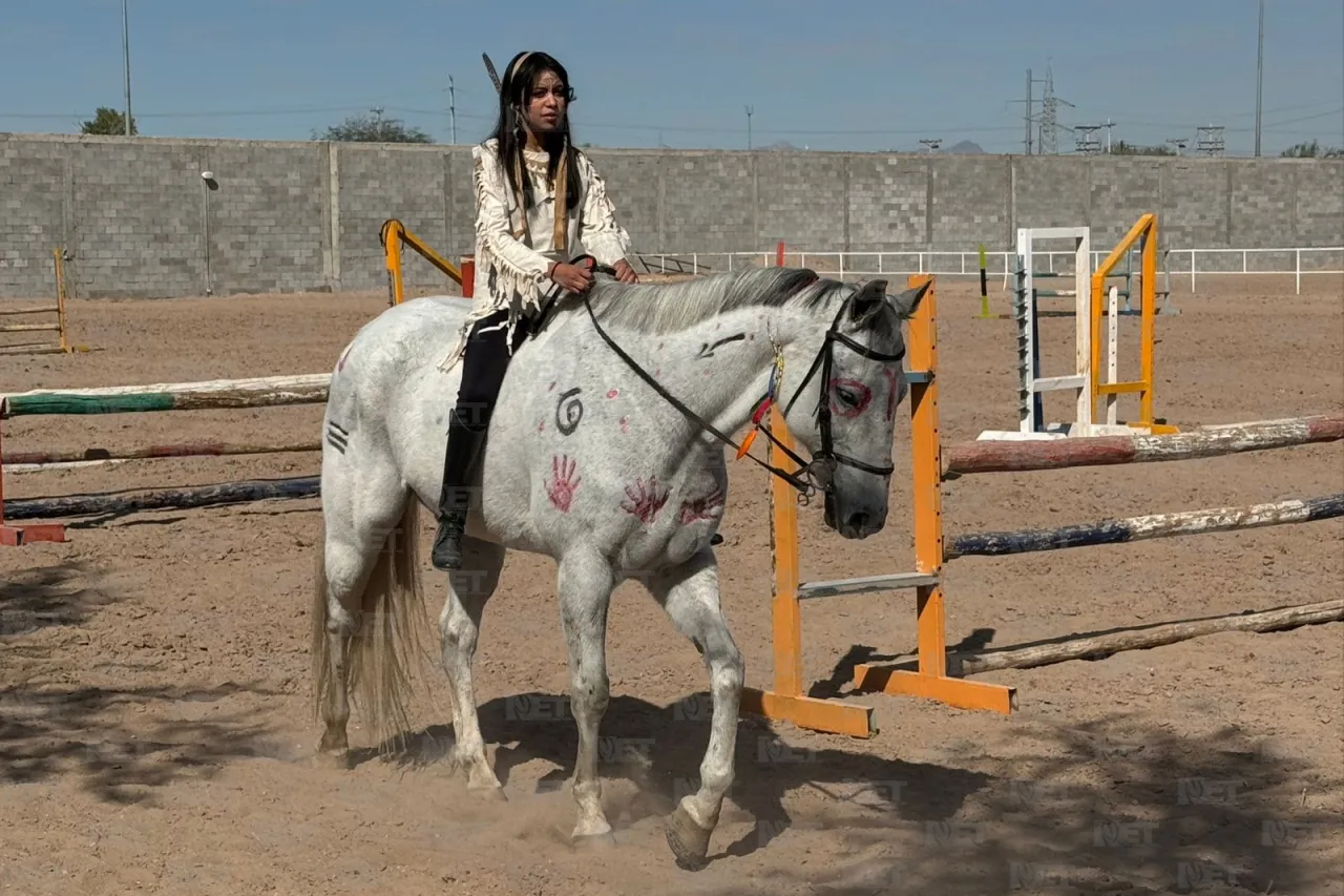 Jinetes y caballos dan color al Día de Muertos con concurso de disfraces