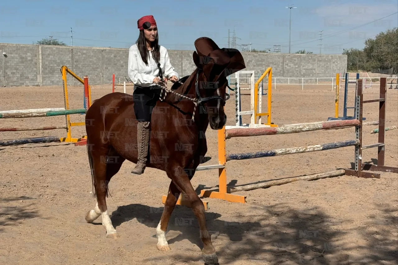 Jinetes y caballos dan color al Día de Muertos con concurso de disfraces