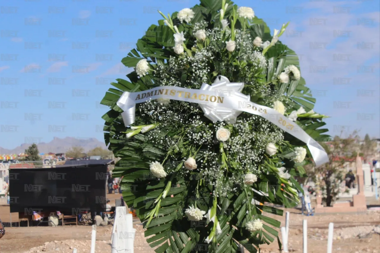 Juárez: Deja alcalde ofrenda floral en fosa común