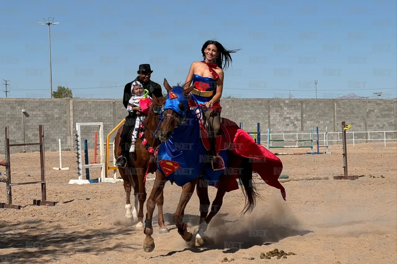 Jinetes y caballos dan color al Día de Muertos con concurso de disfraces