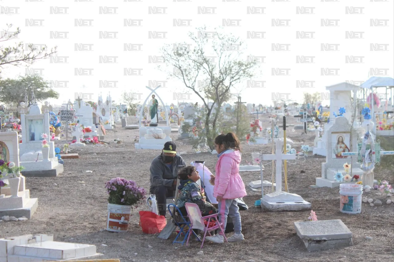 Juárez: Deja alcalde ofrenda floral en fosa común