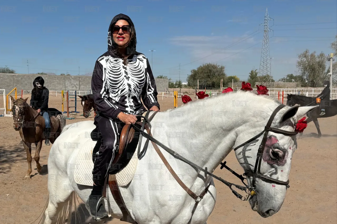 Jinetes y caballos dan color al Día de Muertos con concurso de disfraces