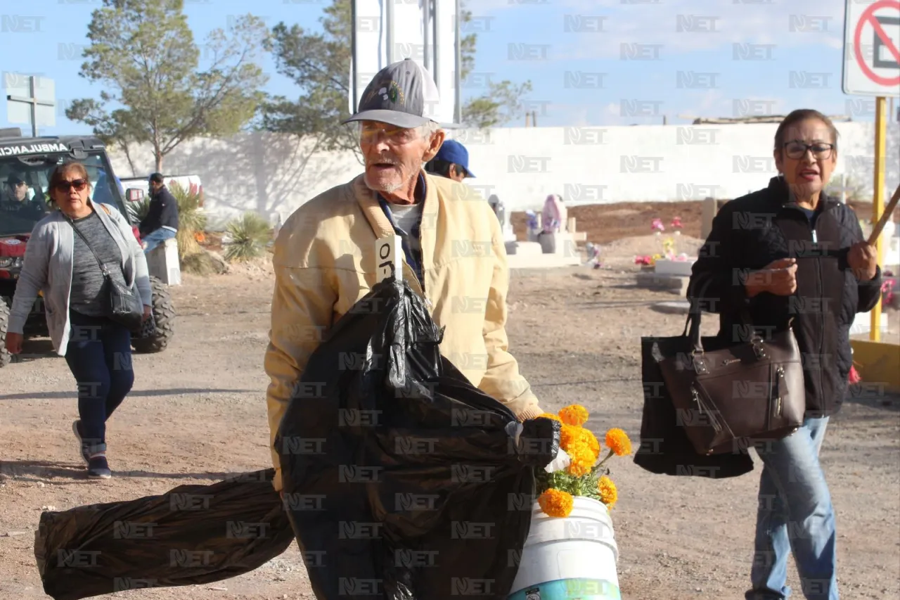 Juárez: Deja alcalde ofrenda floral en fosa común