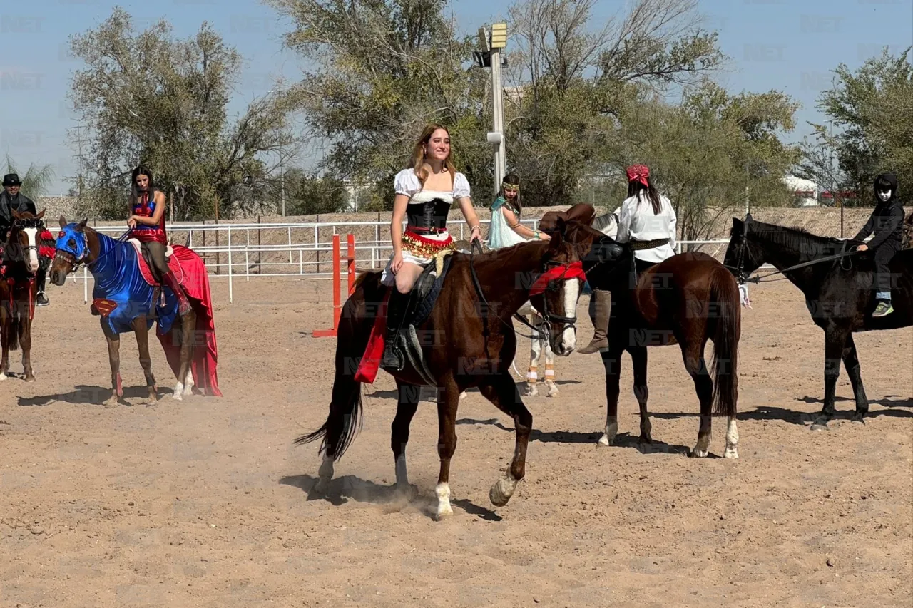 Jinetes y caballos dan color al Día de Muertos con concurso de disfraces