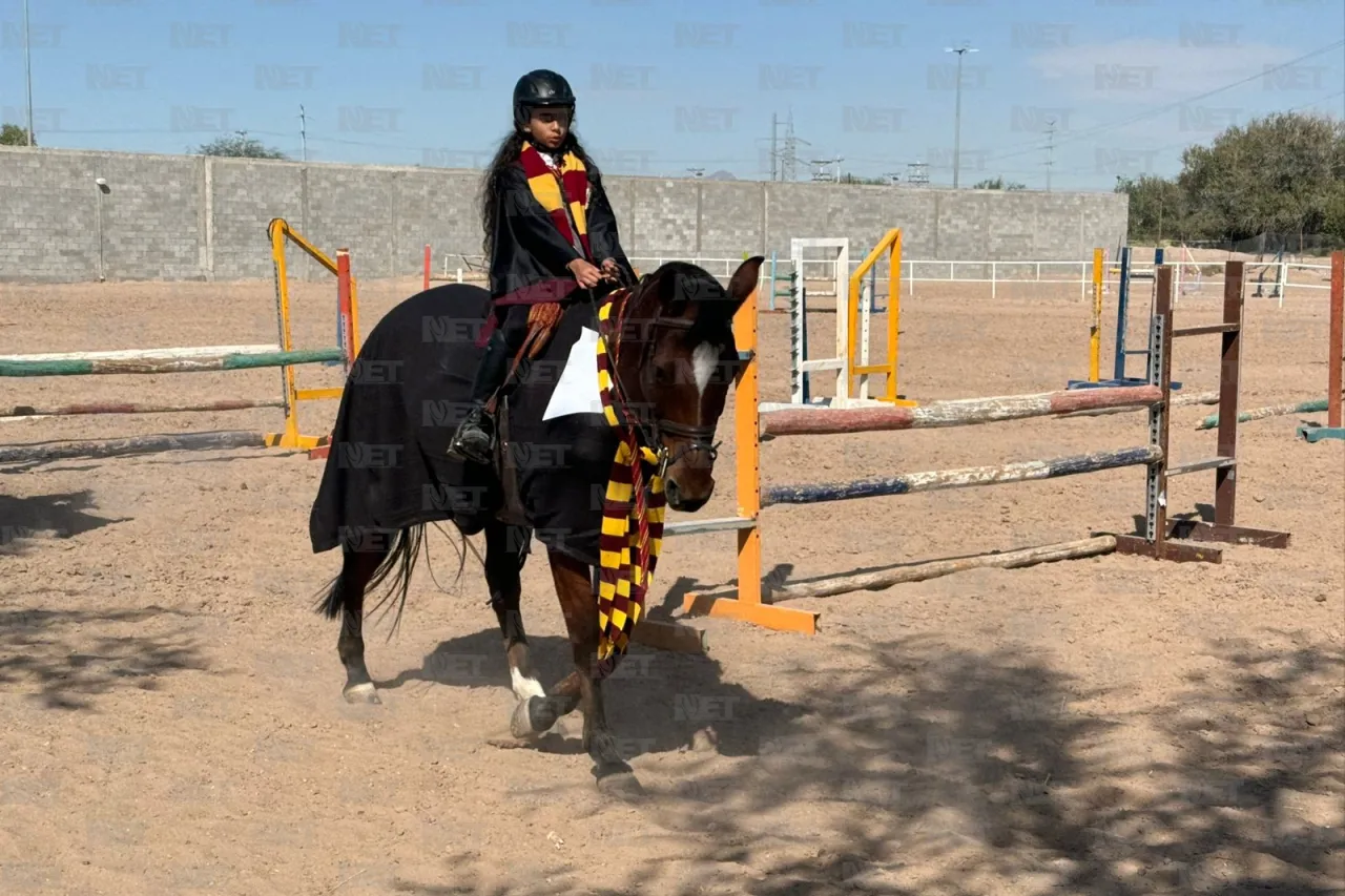 Jinetes y caballos dan color al Día de Muertos con concurso de disfraces