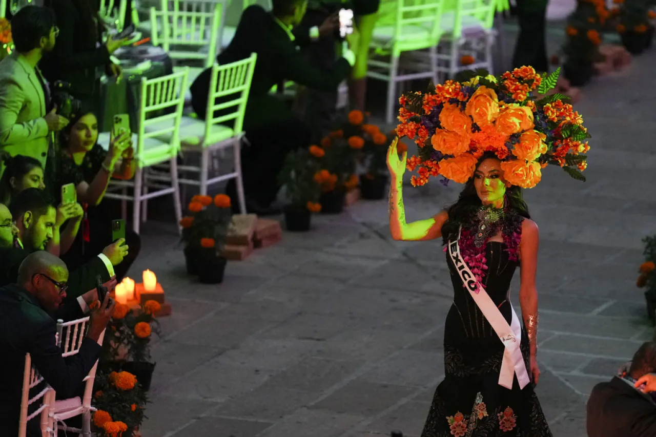 Miss Universo se llena de color con La Gala de las Catrinas en México