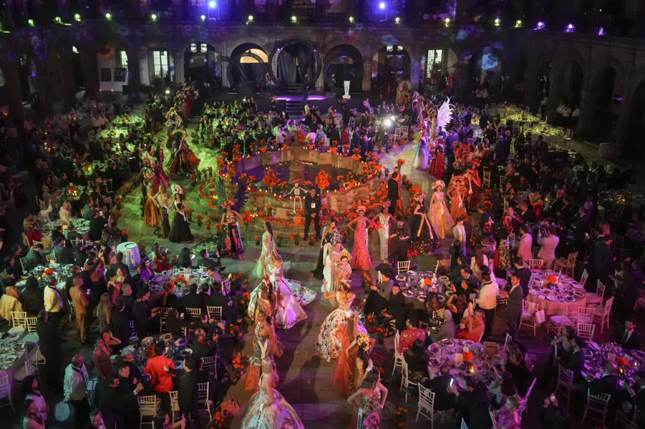 Miss Universo se llena de color con La Gala de las Catrinas en México